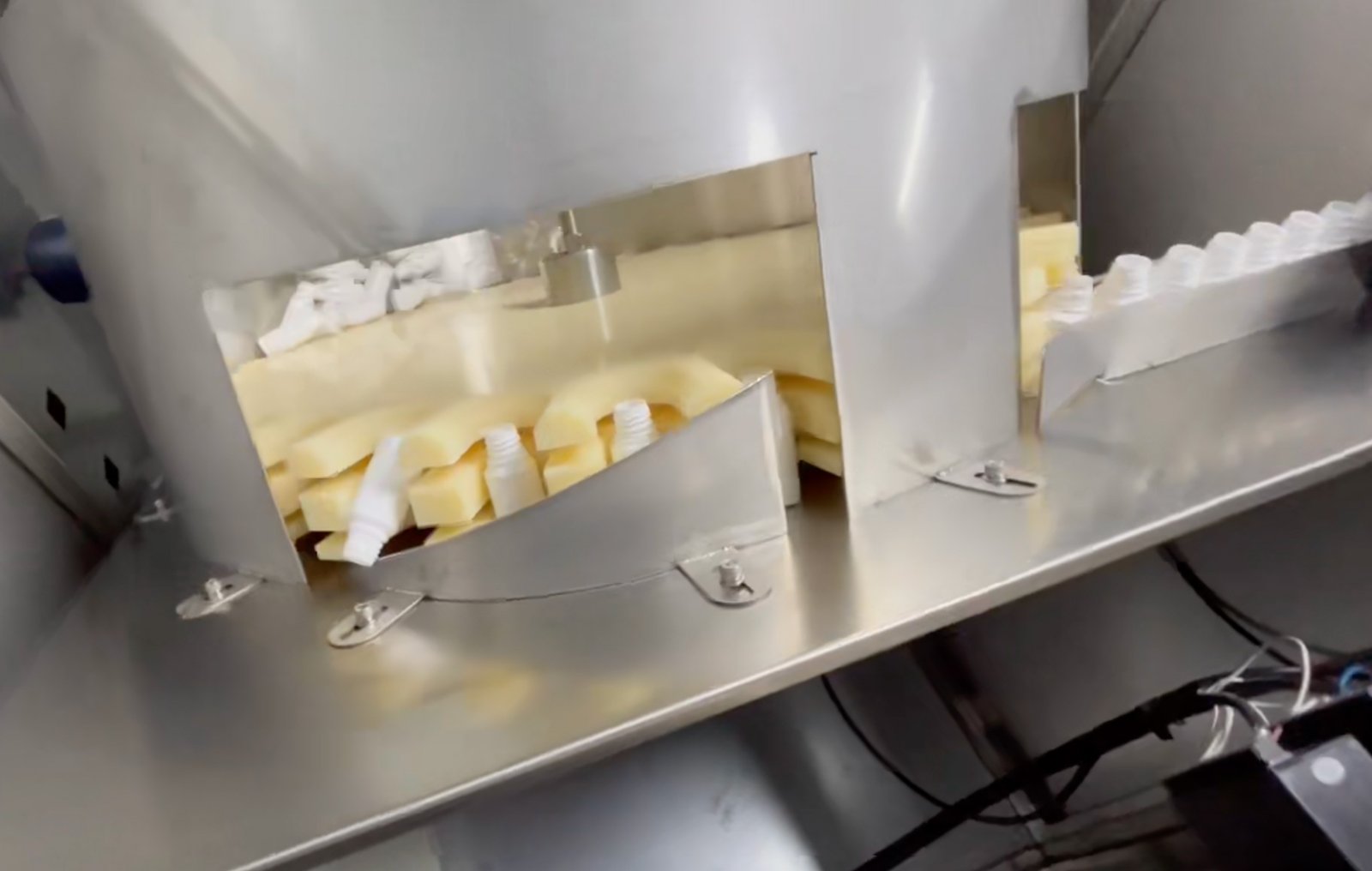 bottle unscrambler to automatically organize the disordered empty bottles into a unified direction and upright